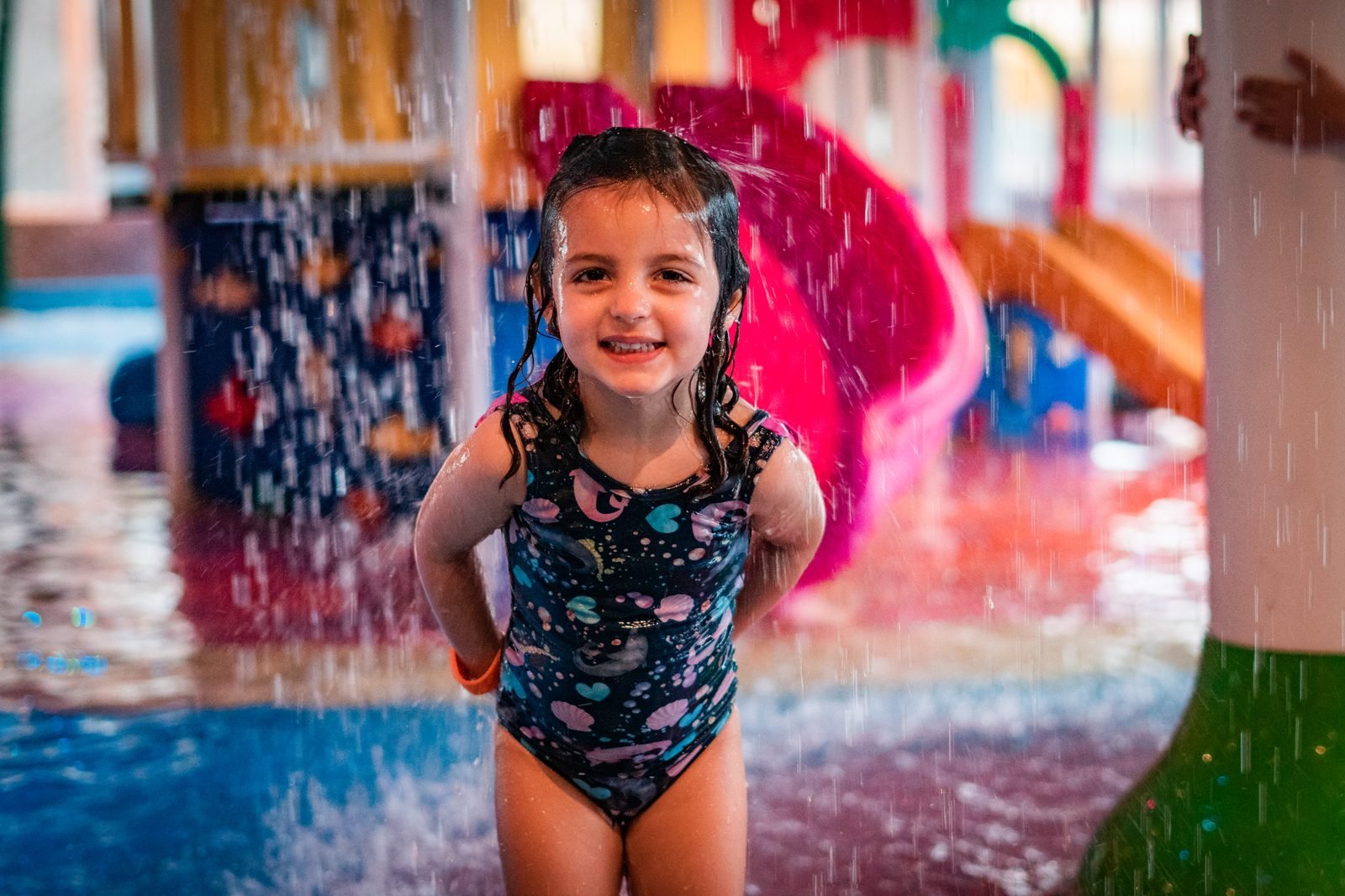 Piscina aquecida com pessoas na água no parque Acquamotion