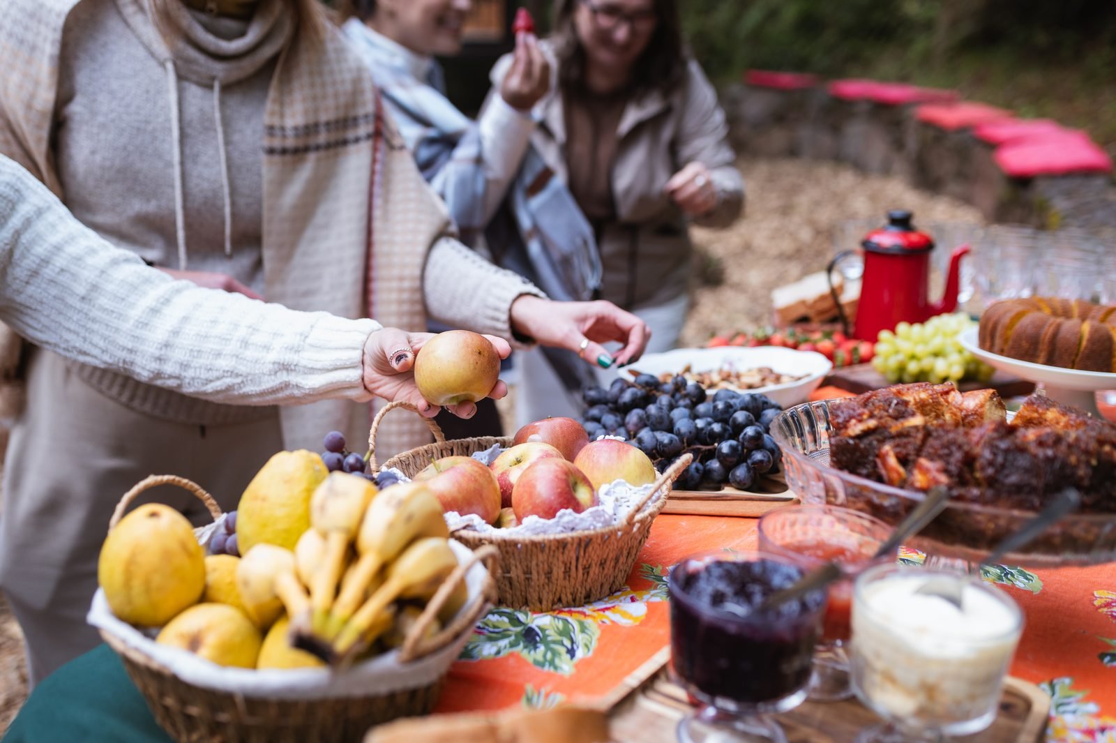 Mesa de café da manhã montada em meio à natureza