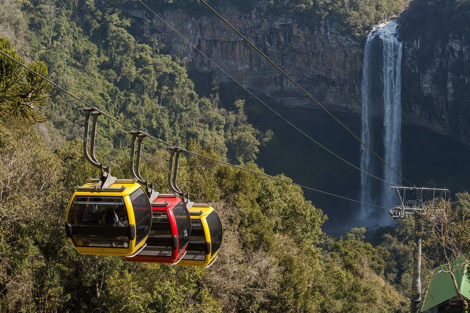 Cascata do Caracol vista do parque dos Bondinhos Aéreos