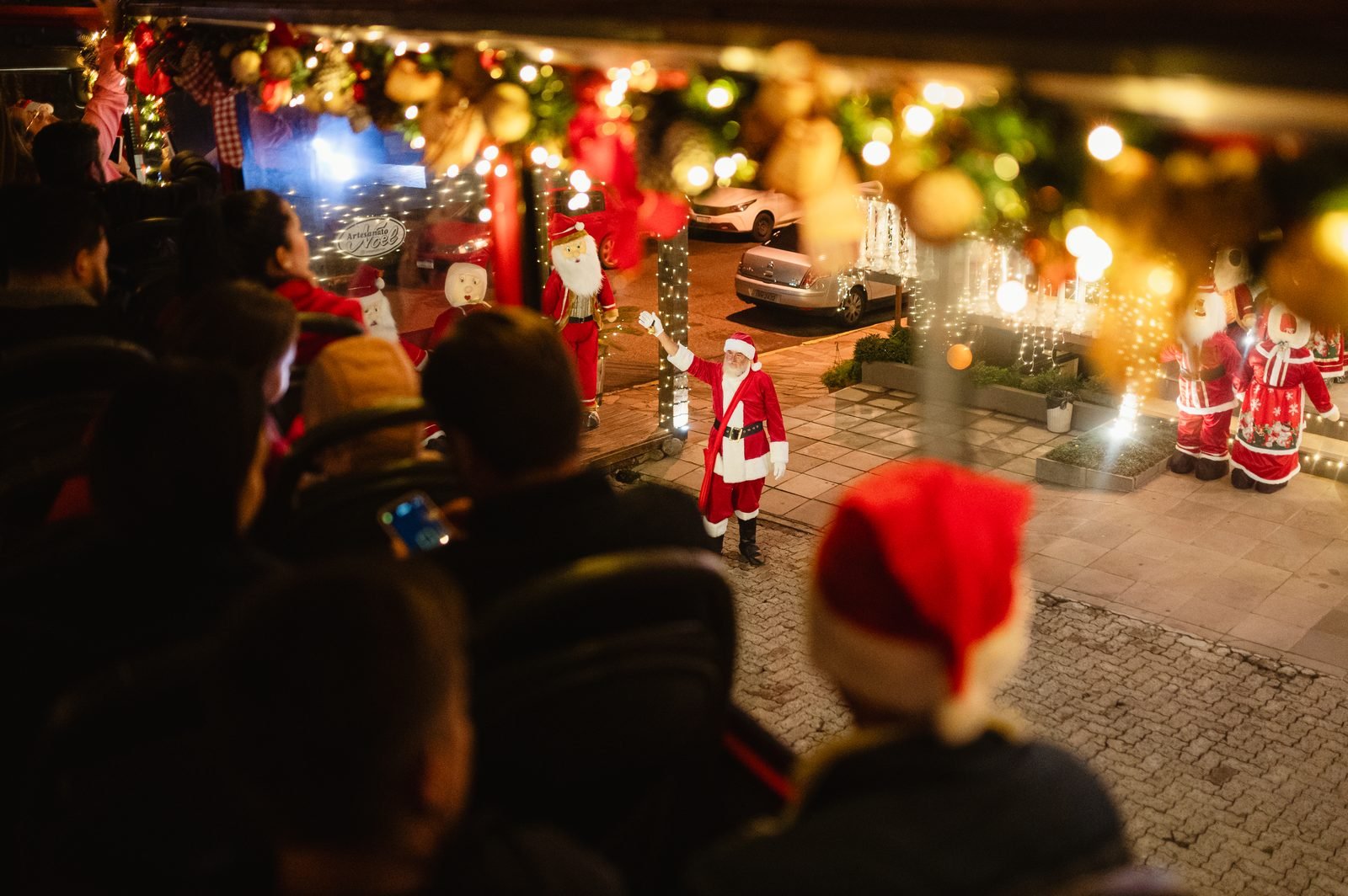 Boneco de Papai Noel e decoração de Natal na fachada da loja Brocker Turismo