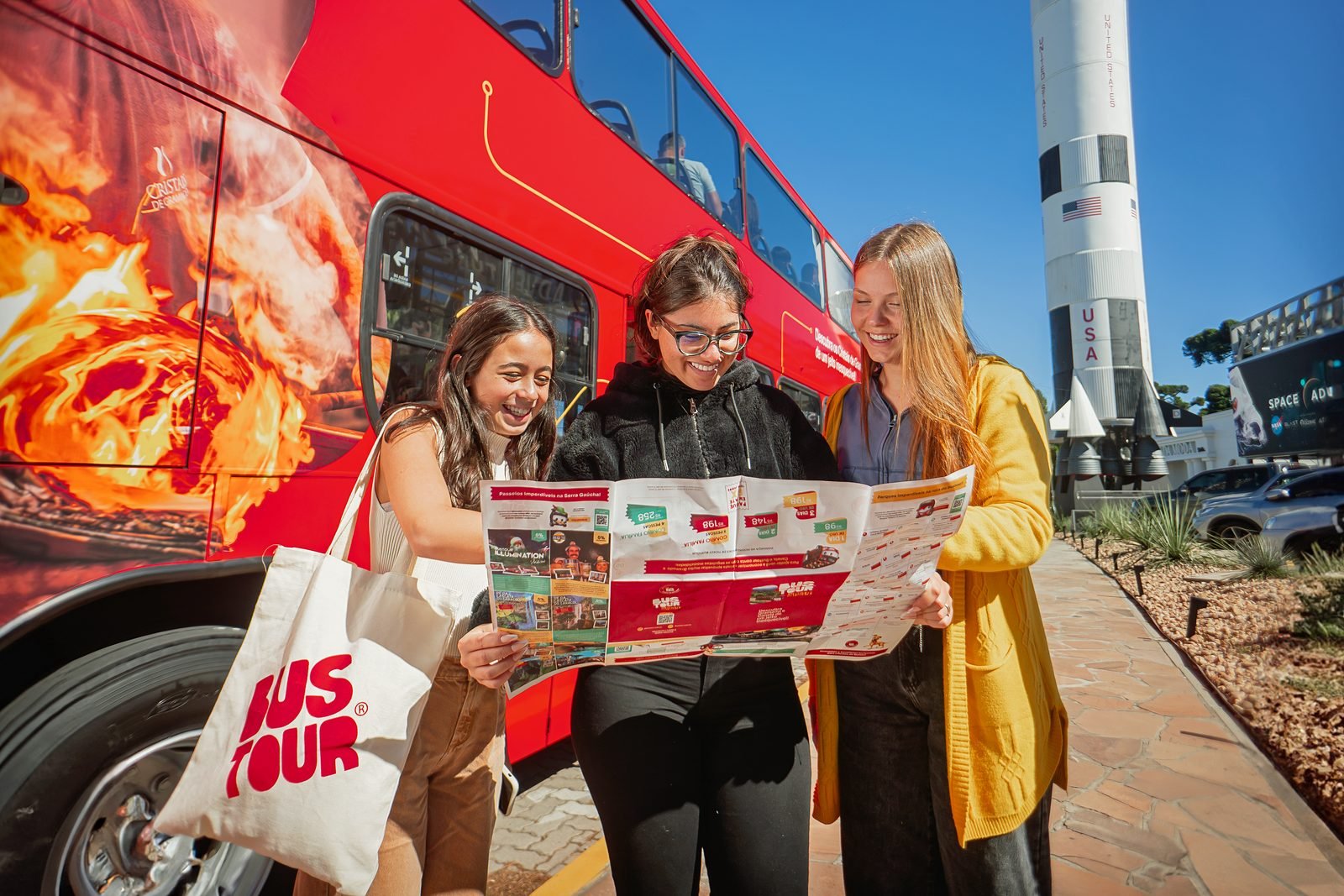 Ônibus de dois andares do Bustour em uma das paradas da linha turística