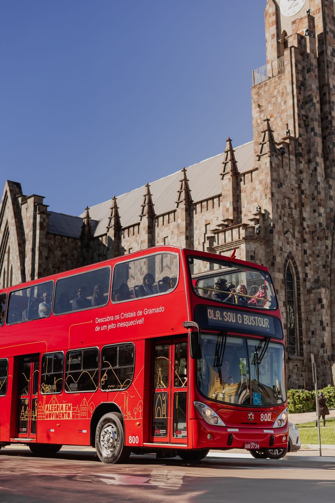 Detalhe do ônibus de dois andares do Bustour em uma rua de Gramado