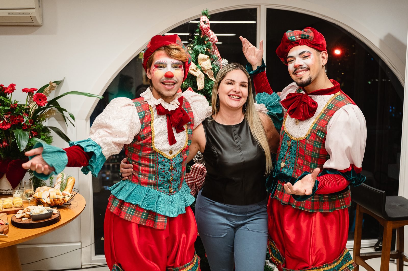 Convidados acomodados no camarote durante o Grande Desfile de Natal