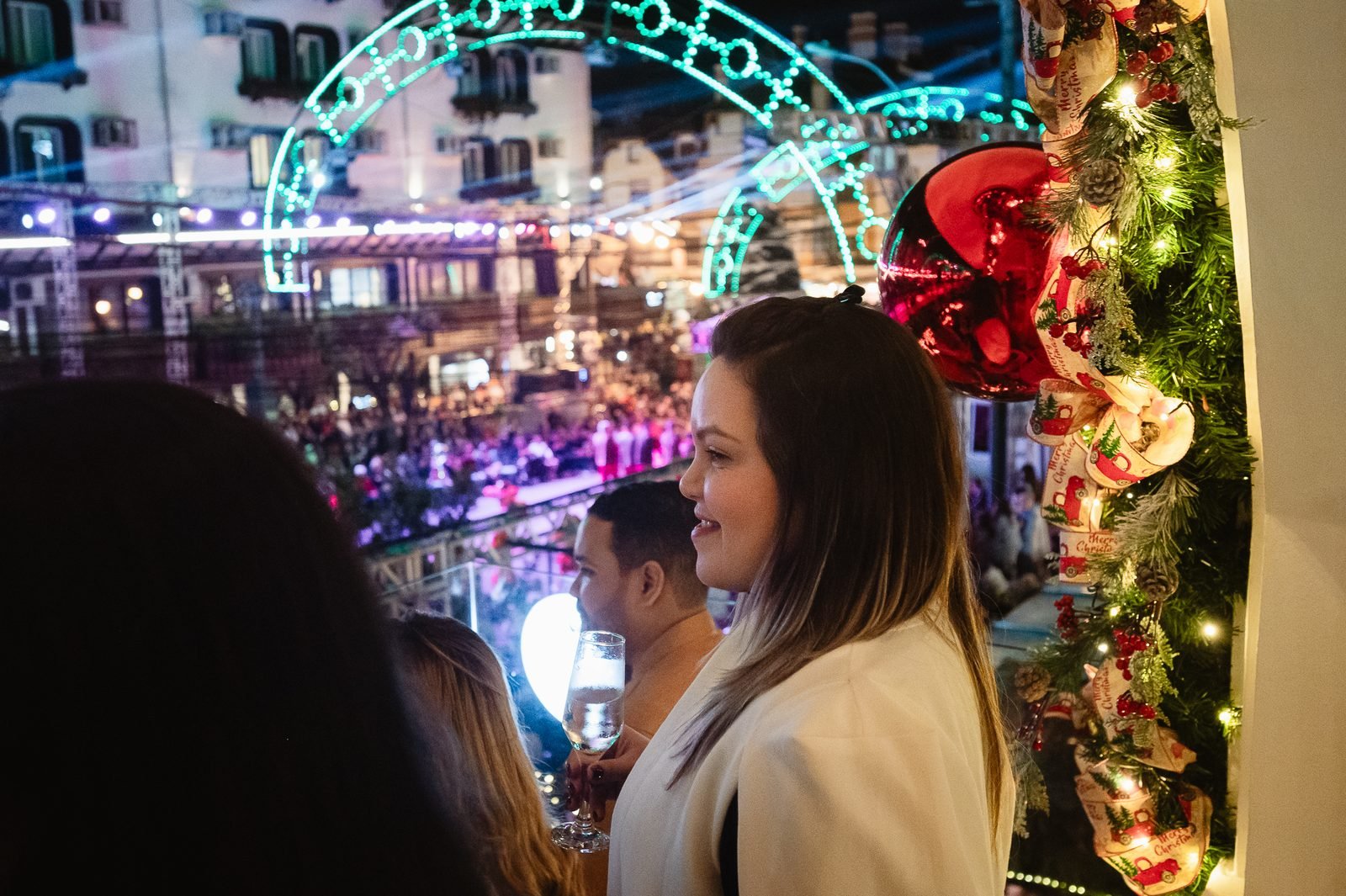 Ambiente interno do camarote com convidados sentados