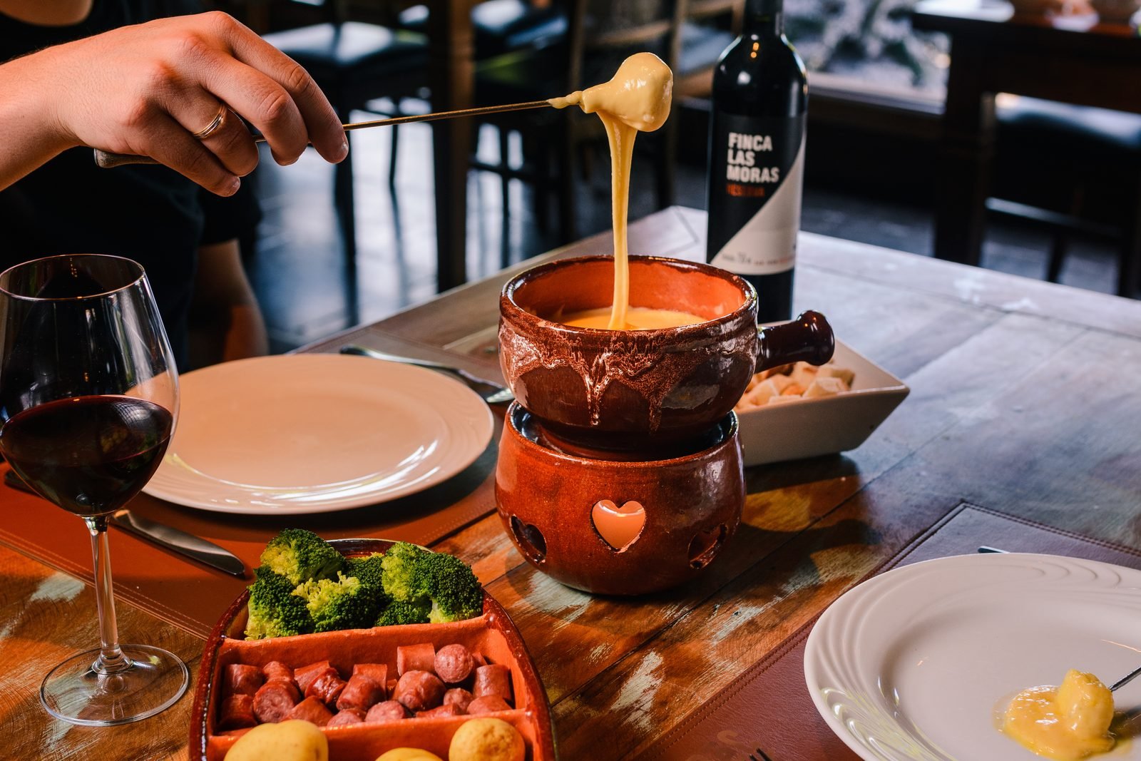 Variedade de molhos artesanais servidos com a carne na pedra