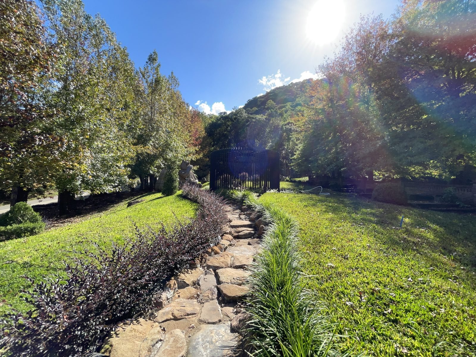 Jardim florido com caminho de pedras no Garden Park Gramado