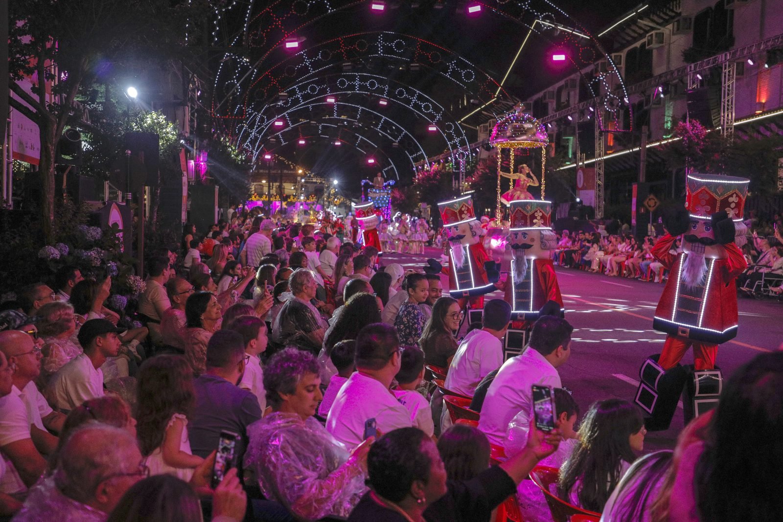 Personagens clássicos do Natal desfilando na Avenida das Hortênsias