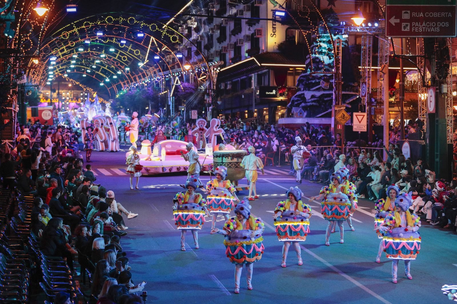 Performance artística durante o Grande Desfile de Natal de Gramado