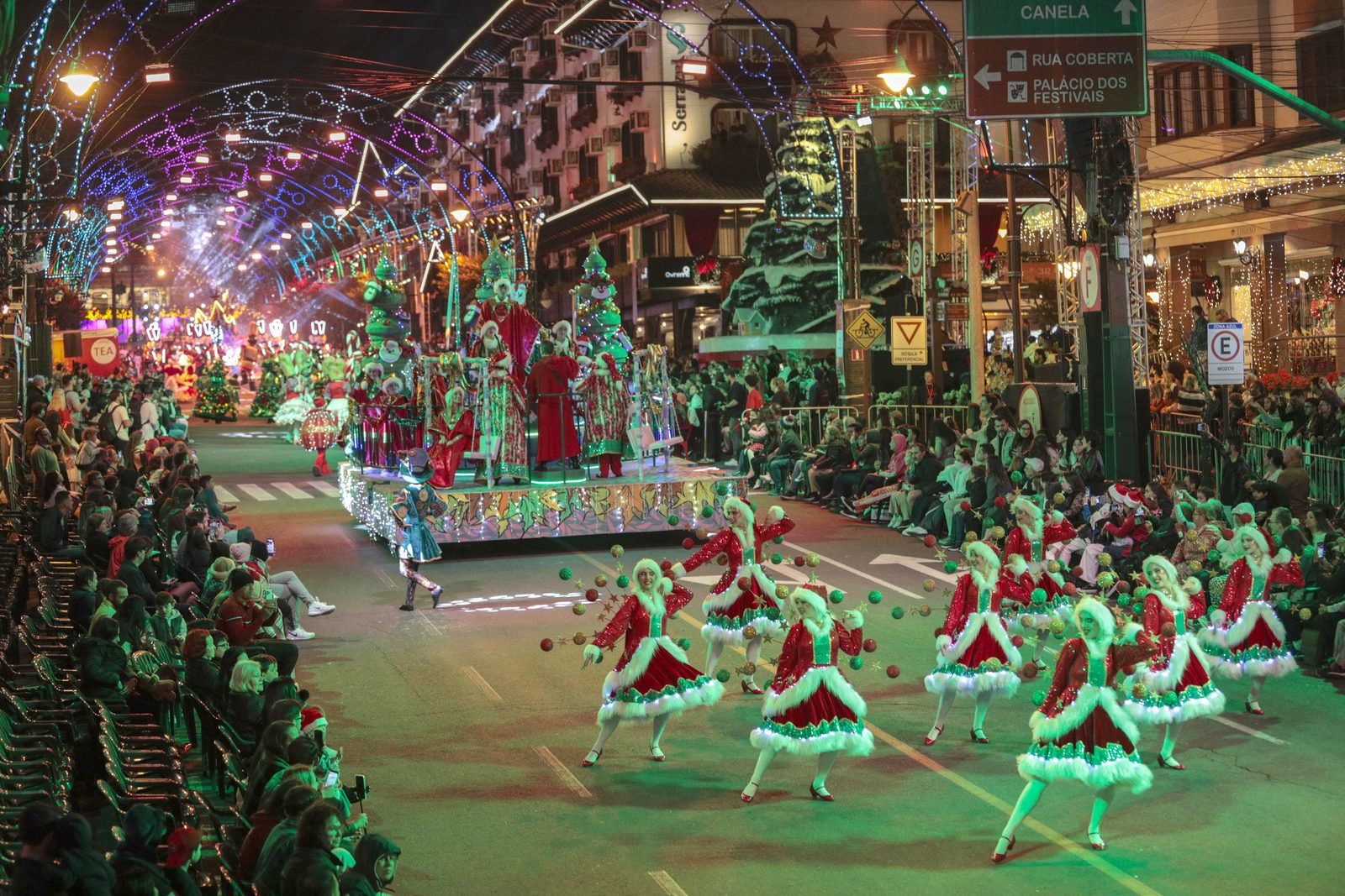 Carro alegórico iluminado no Grande Desfile de Natal