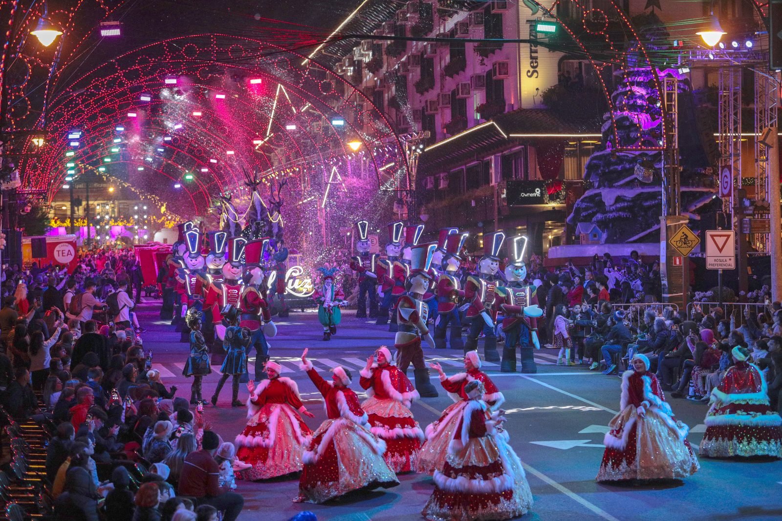 Avenida das Hortênsias durante o Grande Desfile de Natal em Gramado