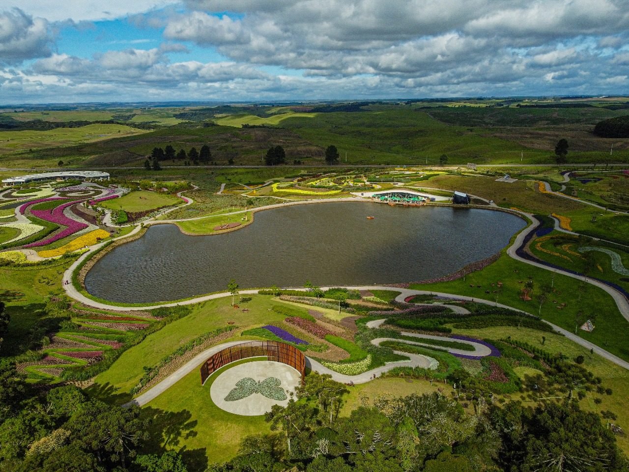 Estrutura envidraçada do Mátria Boulevard com vista para o jardim