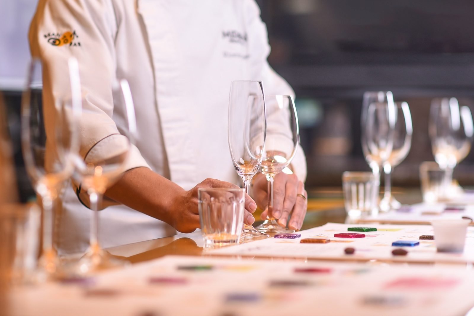 Chocolates artesanais dispostos para a degustação guiada do Miroh