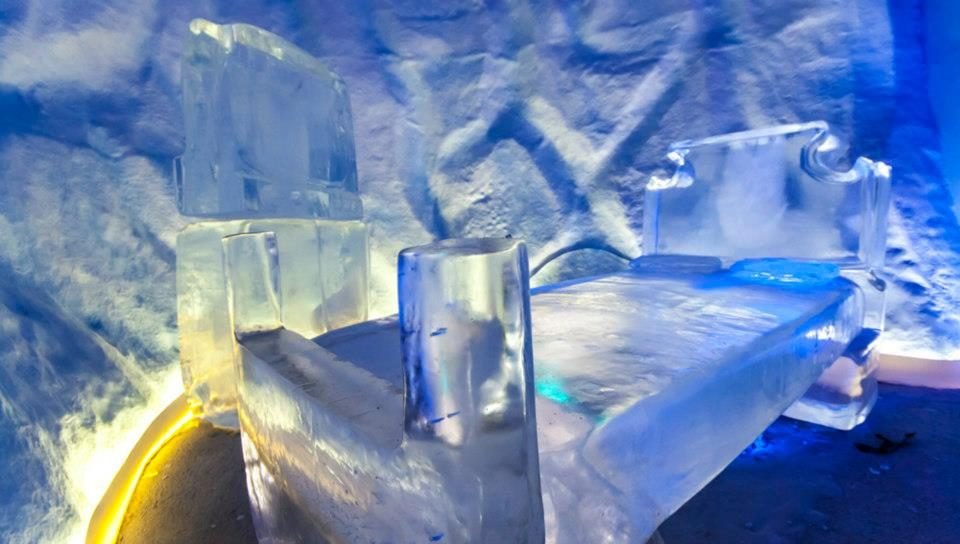 Área temática do Mundo Gelado do Capitão fora da caverna de gelo