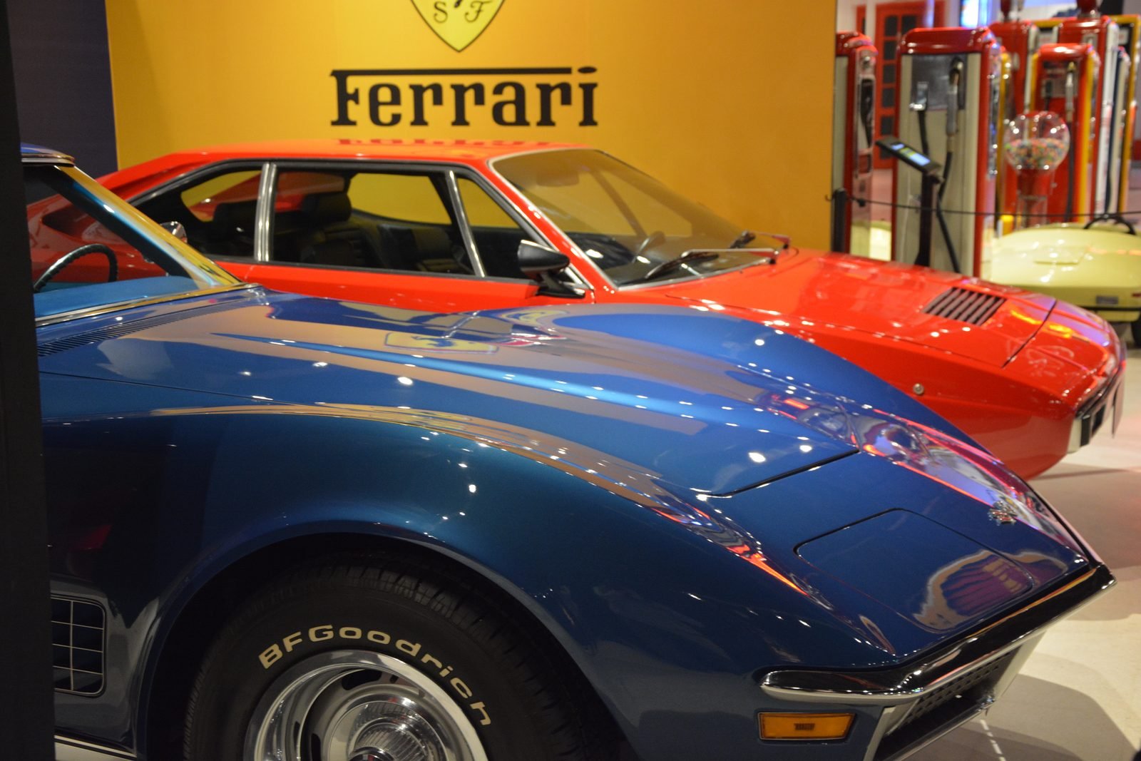 Automóveis raros alinhados no salão de exposição do museu