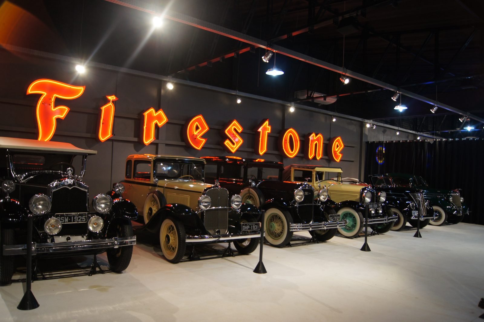 Peças de publicidade e memorabília automotiva nas paredes do museu