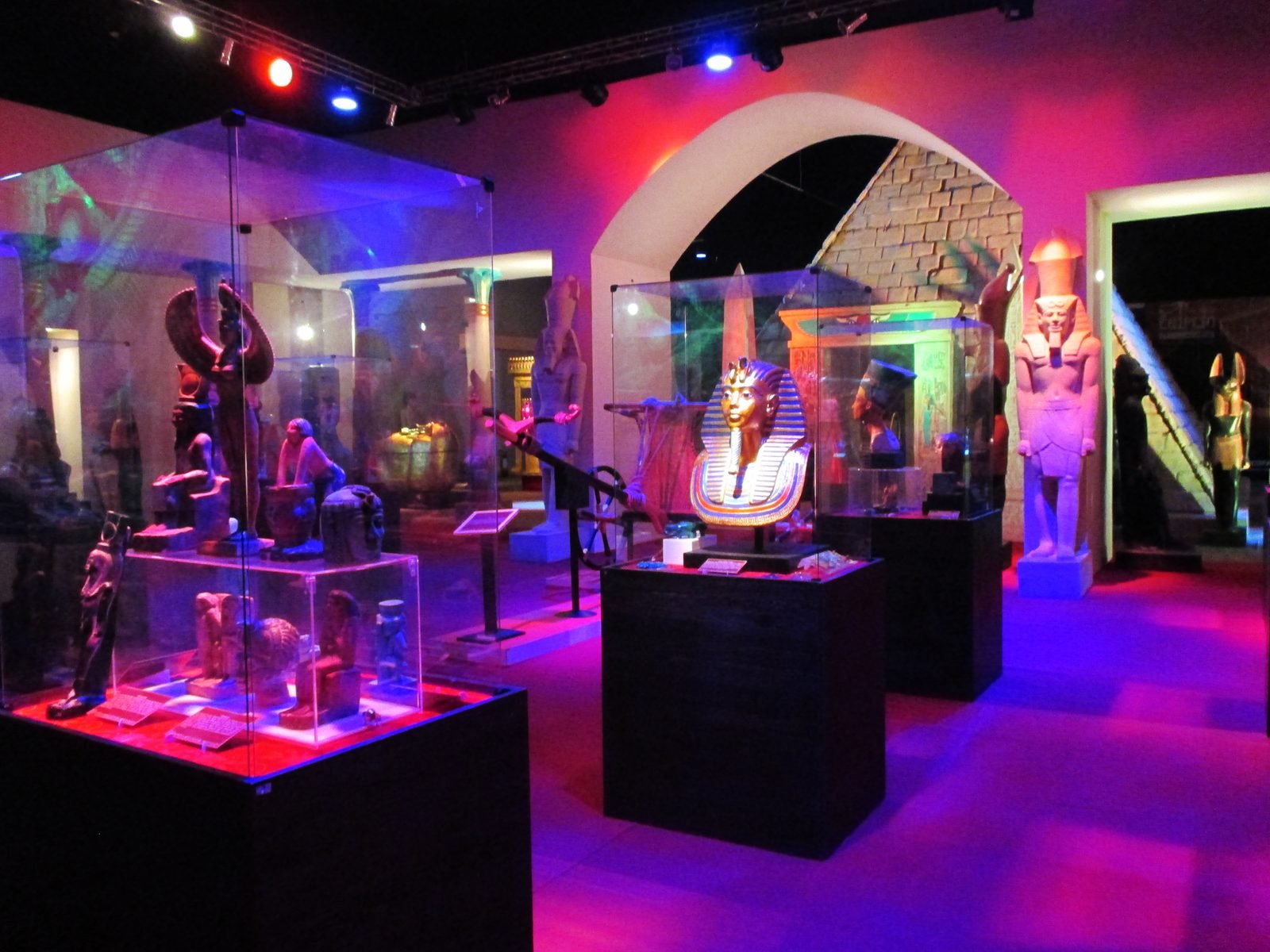Sala de exposição do Museu Egípcio de Canela com peças em vitrines