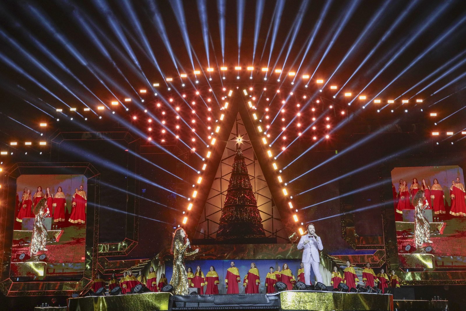 Efeitos de luz coloridos durante o Nativitaten em Gramado