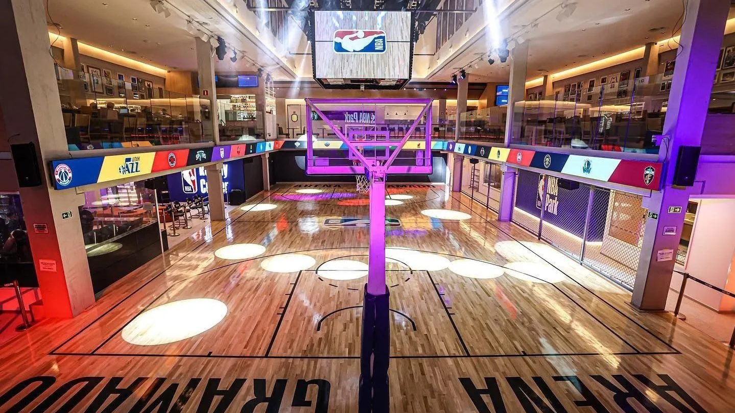 Quadra de basquete central do NBA Park vista do andar superior, com telão e escudos dos times