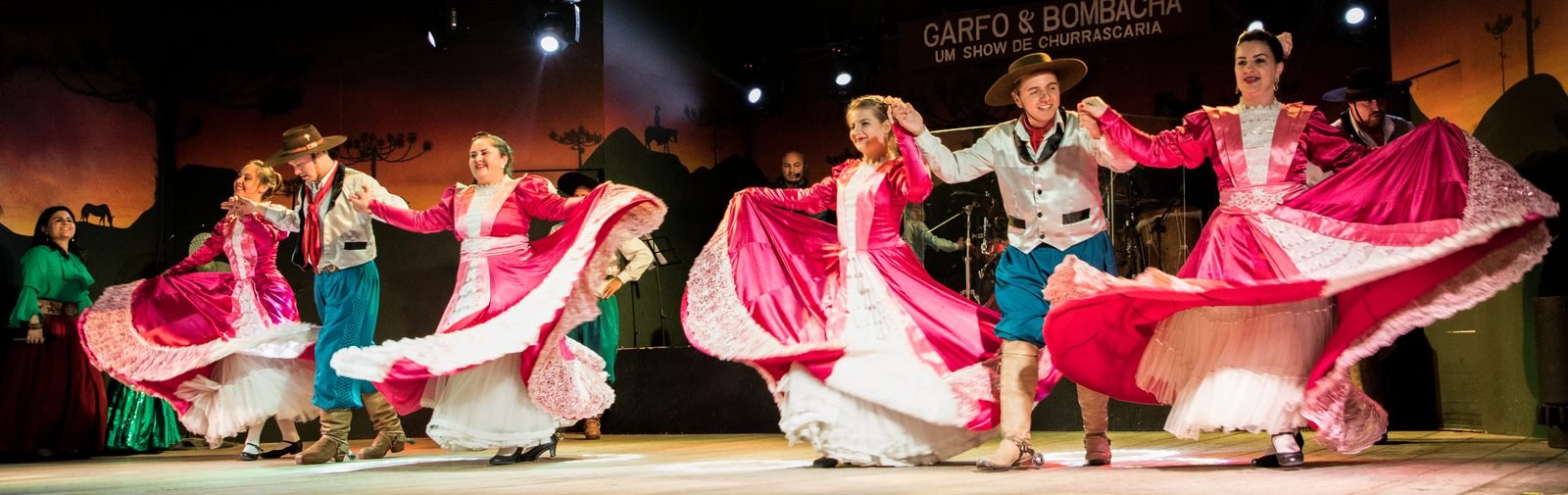 Vista ampla do salão da Churrascaria Garfo e Bombacha em Gramado