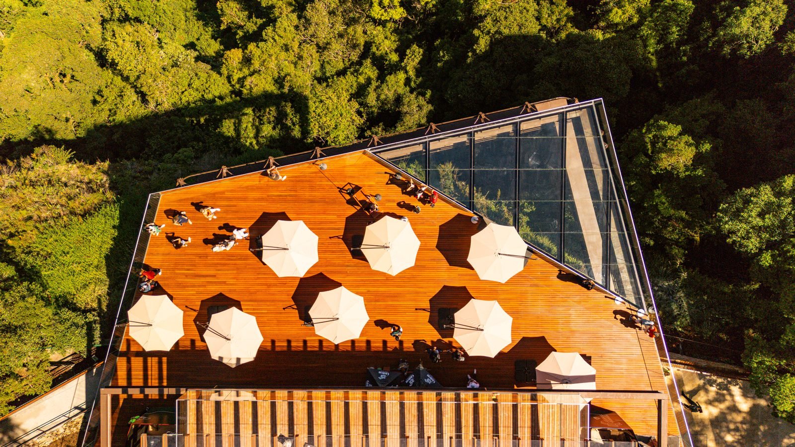 Área de convivência ao ar livre do Parque do Caracol com vista para a mata