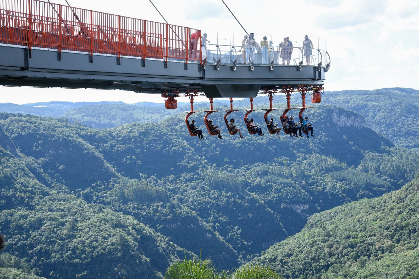 Plataforma de vidro do Skyglass Canela avançando sobre o vale, com o passeio suspenso logo abaixo