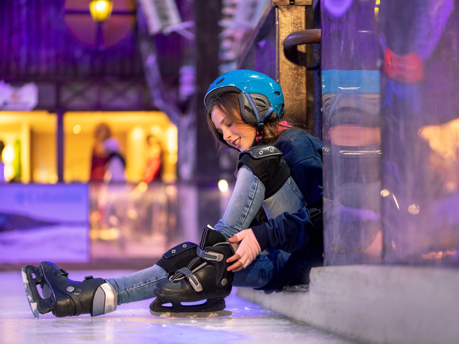 Montanha de neve do Snowland com visitantes em roupas térmicas