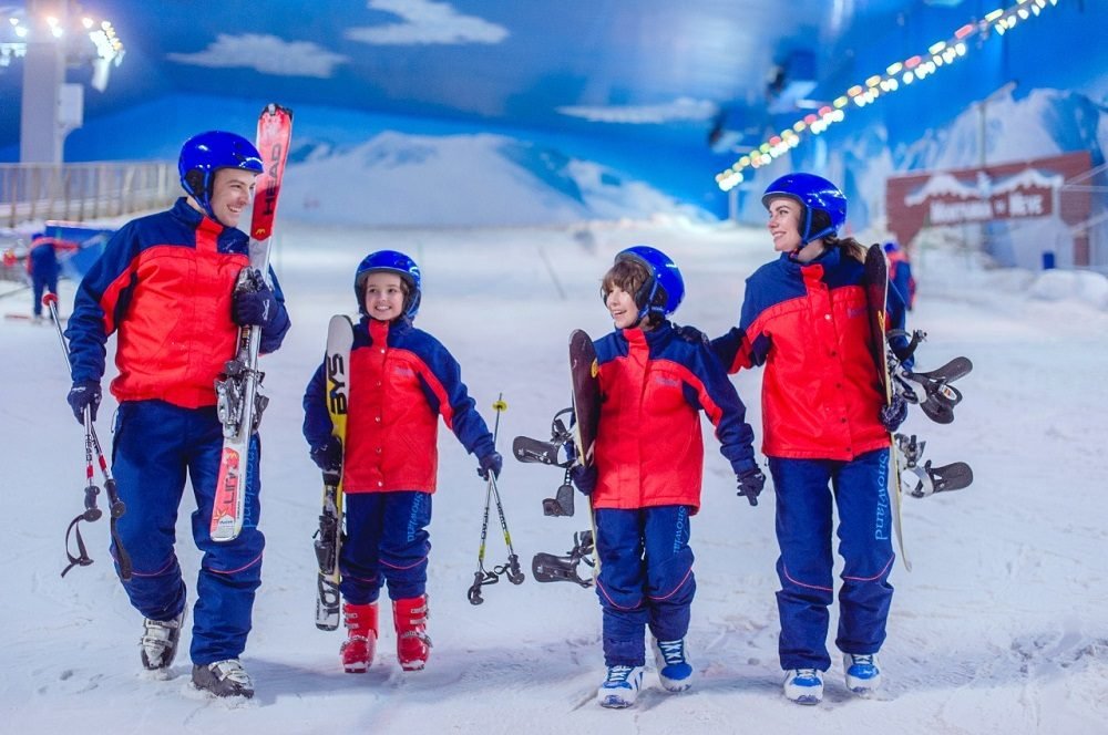 Pista de patinação no gelo do parque Snowland