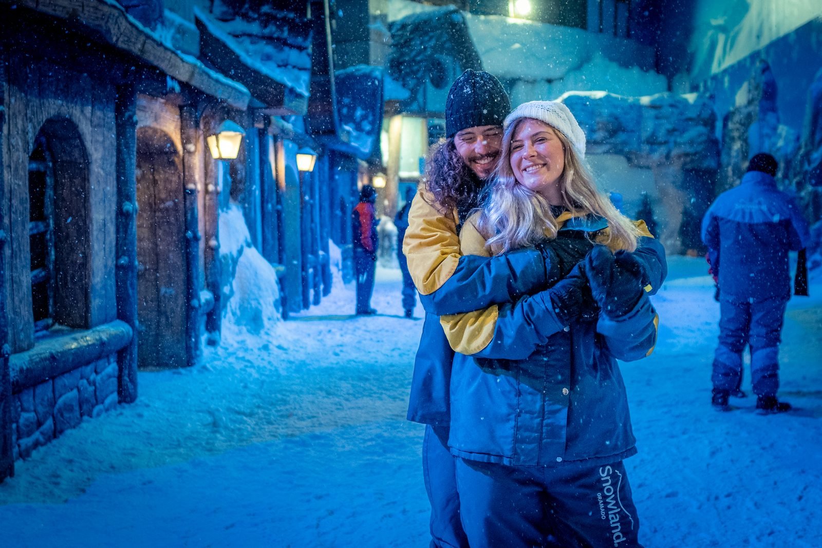 Área infantil com neve e brinquedos no parque Snowland