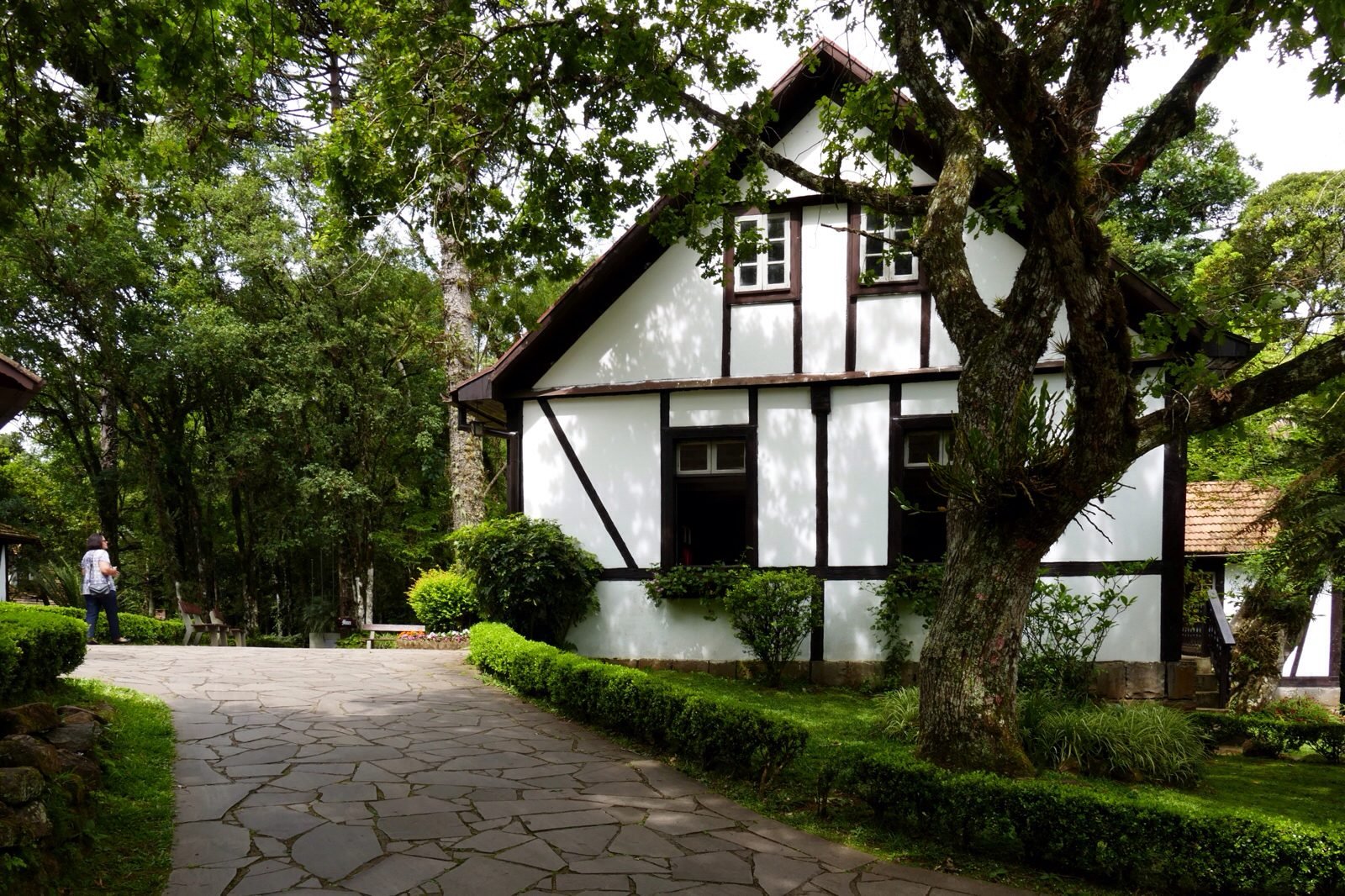 Casa de arquitetura enxaimel com jardim aparado e caminho de pedra no Parque Aldeia do Imigrante
